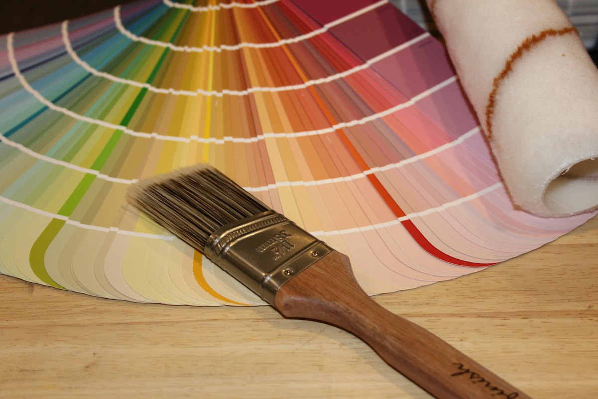 Pinceau posé sur un nuancier de couleurs